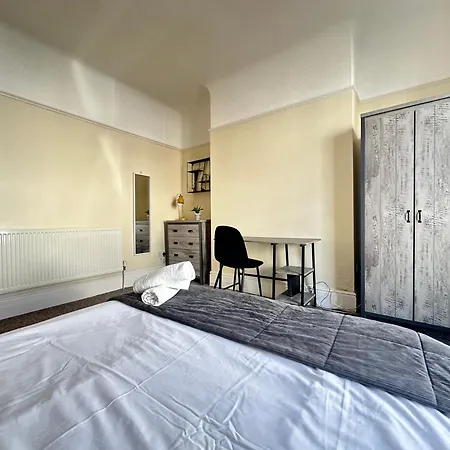 Apartment Modern 5 Bedroom House Near Lark Lane
