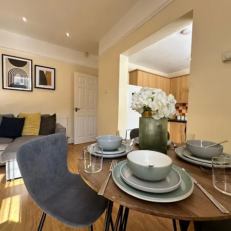 Modern 5 Bedroom House Near Lark Lane Apartment Liverpool