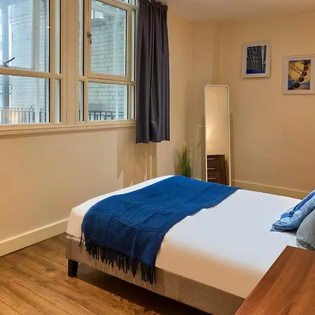 Host & - Three Graces Getaway Liverpool