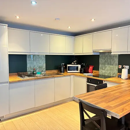 Centrally Located In Duke Street- Free Parking- Two Bathrooms 利物浦