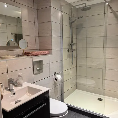 Centrally Located In Duke Street- Free Parking- Two Bathrooms 公寓 *