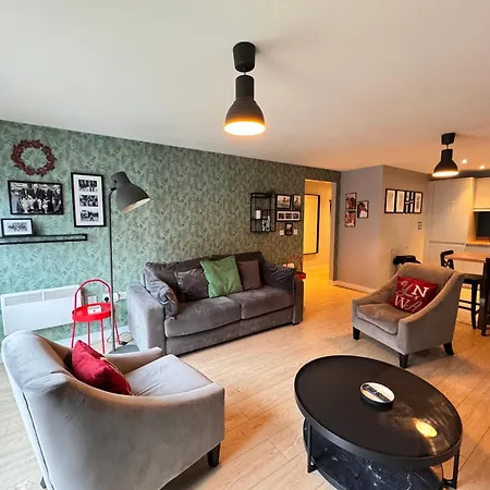 Centrally Located In Duke Street- Free Parking- Two Bathrooms *
