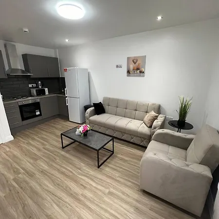 Freshly Renovated Self Contained Free Parking