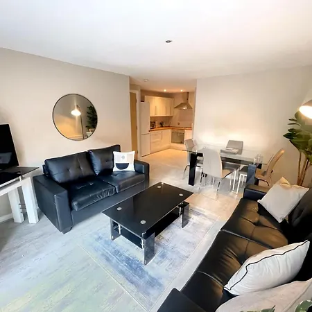 Apartamento The Urban Retreat Sleeping 6 Guests With Parking & Balcony
