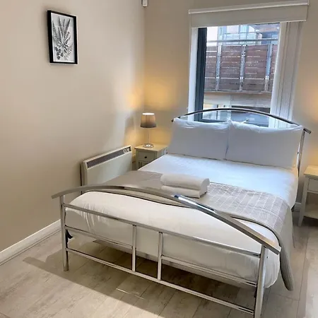 The Urban Retreat Sleeping 6 Guests With Parking & Balcony