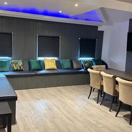 Amazing 10 Bed On Mathew Street Sleeps 18 Liverpool