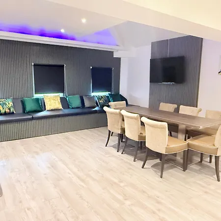 Amazing 10 Bed On Mathew Street Sleeps 18 Liverpool
