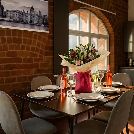 Sleeps 6 -cosy Retreat - Near Bars & Train! * Liverpool