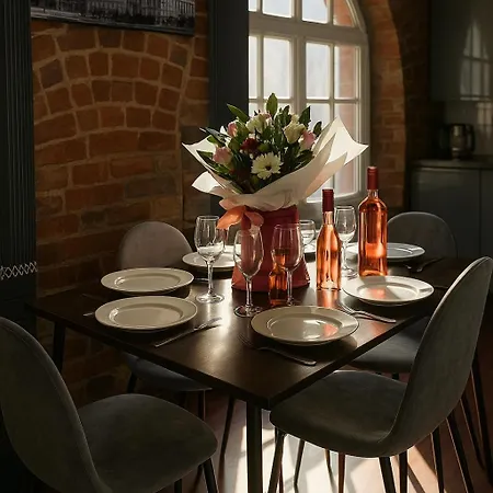 Sleeps 6 -cosy Retreat - Near Bars & Train! *