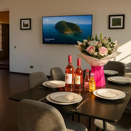 Sleeps 6 -cosy Retreat - Near Bars & Train! Liverpool