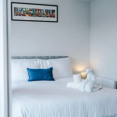 Spacious One Bedroom With Scenic View In Centre By Eason Stays, Ideal For Weekend Getaways & Business Travels - Free Parking