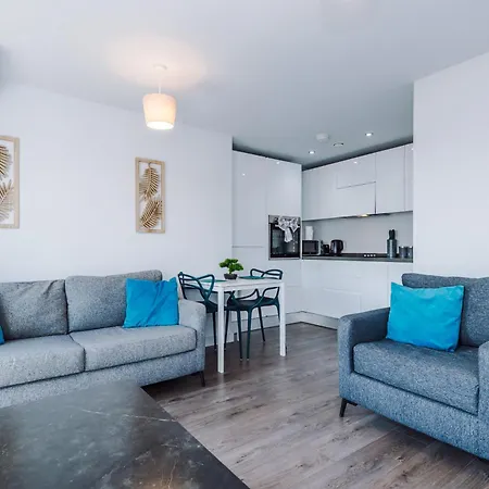 Spacious One Bedroom With Scenic View In Centre By Eason Stays, Ideal For Weekend Getaways & Business Travels - Free Parking Apartment *