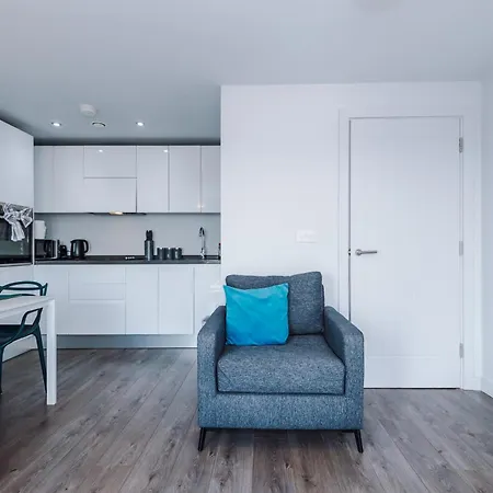 Apartment Spacious One Bedroom With Scenic View In Centre By Eason Stays, Ideal For Weekend Getaways & Business Travels - Free Parking *