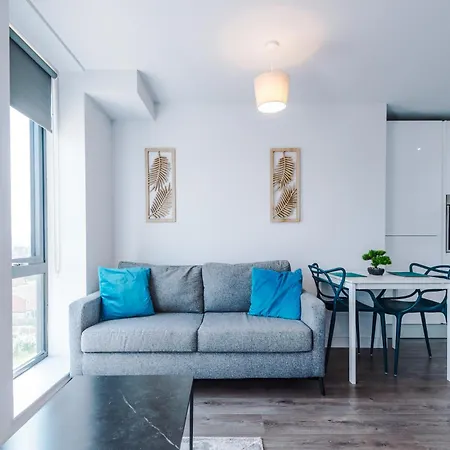 Spacious One Bedroom With Scenic View In Centre By Eason Stays, Ideal For Weekend Getaways & Business Travels - Free Parking Apartment Liverpool
