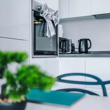 Spacious One Bedroom With Scenic View In Centre By Eason Stays, Ideal For Weekend Getaways & Business Travels - Free Parking