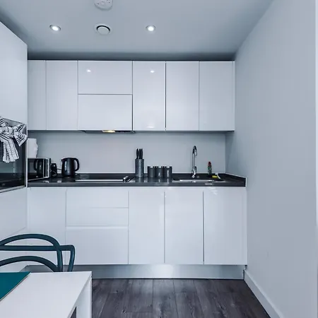 Spacious One Bedroom With Scenic View In Centre By Eason Stays, Ideal For Weekend Getaways & Business Travels - Free Parking Liverpool