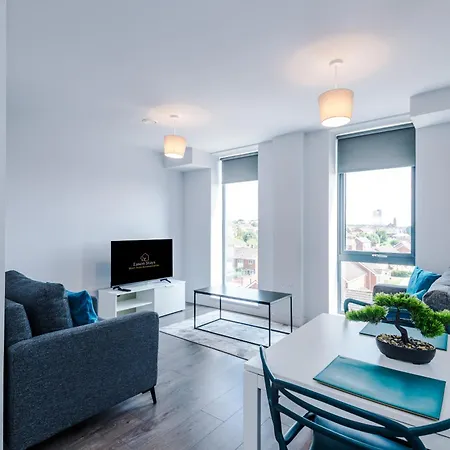 Spacious One Bedroom With Scenic View In Centre By Eason Stays, Ideal For Weekend Getaways & Business Travels - Free Parking Apartment
