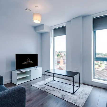 Apartment Spacious One Bedroom With Scenic View In Centre By Eason Stays, Ideal For Weekend Getaways & Business Travels - Free Parking *