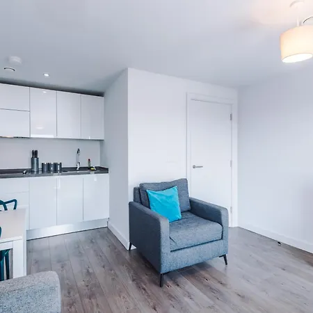 Spacious One Bedroom With Scenic View In Centre By Eason Stays, Ideal For Weekend Getaways & Business Travels - Free Parking * Liverpool