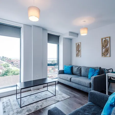 Apartment Spacious One Bedroom With Scenic View In Centre By Eason Stays, Ideal For Weekend Getaways & Business Travels - Free Parking