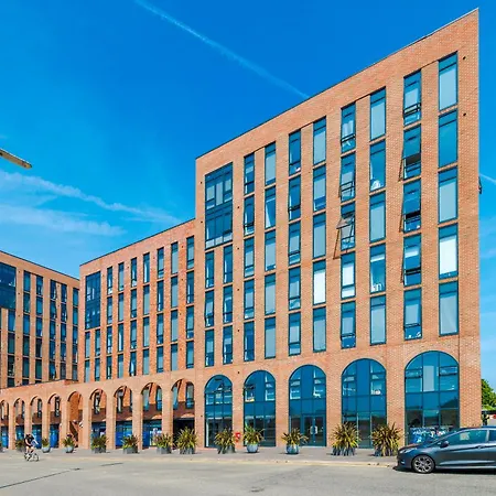 Spacious One Bedroom With Scenic View In Centre By Eason Stays, Ideal For Weekend Getaways & Business Travels - Free Parking Apartment Liverpool