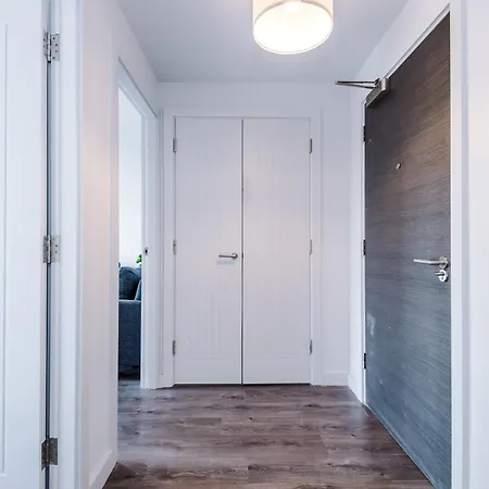 Apartment Spacious One Bedroom With Scenic View In Centre By Eason Stays, Ideal For Weekend Getaways & Business Travels - Free Parking