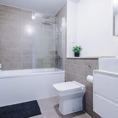 Apartment Spacious One Bedroom With Scenic View In Centre By Eason Stays, Ideal For Weekend Getaways & Business Travels - Free Parking