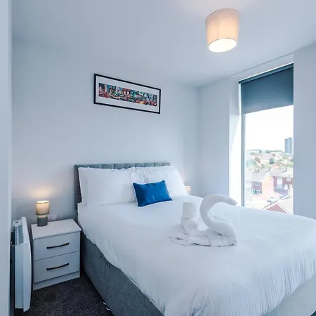Spacious One Bedroom With Scenic View In Centre By Eason Stays, Ideal For Weekend Getaways & Business Travels - Free Parking Apartment Liverpool