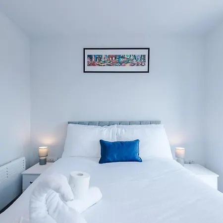 Apartment Spacious One Bedroom With Scenic View In Centre By Eason Stays, Ideal For Weekend Getaways & Business Travels - Free Parking *