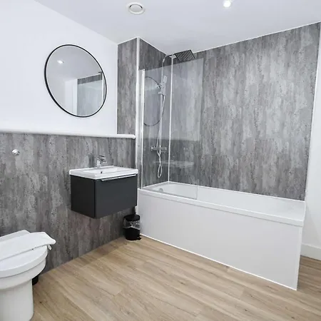 Modern & Spacious 2 Bedroom *