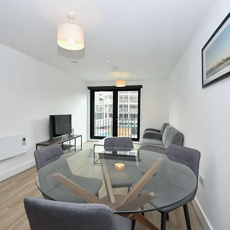 Modern & Spacious 2 Bedroom *