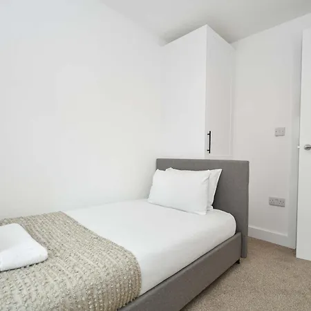 Modern & Spacious 2 Bedroom דירה
