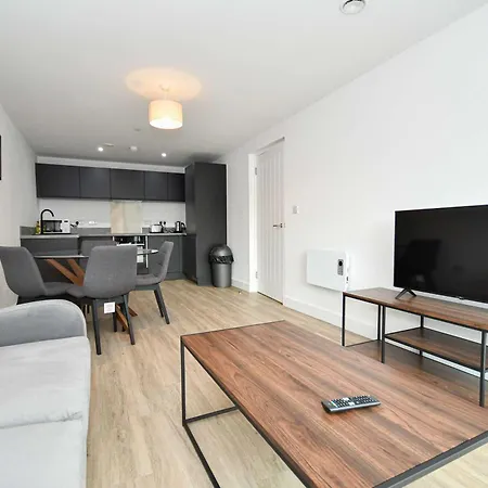 Modern & Spacious 2 Bedroom *