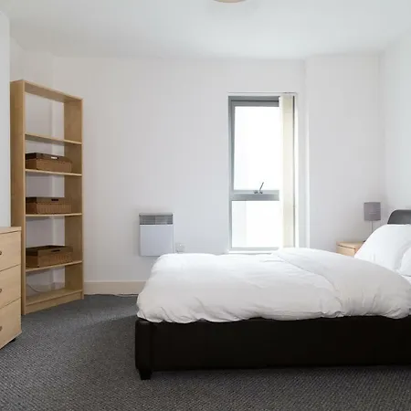 Serviced In Centre - Free Parking - Balcony - By Happy Days *