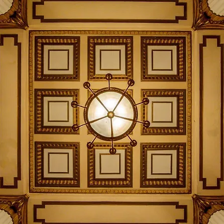 Adelphi Hotell